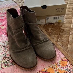 Kork Ease GIBA grey suede booties